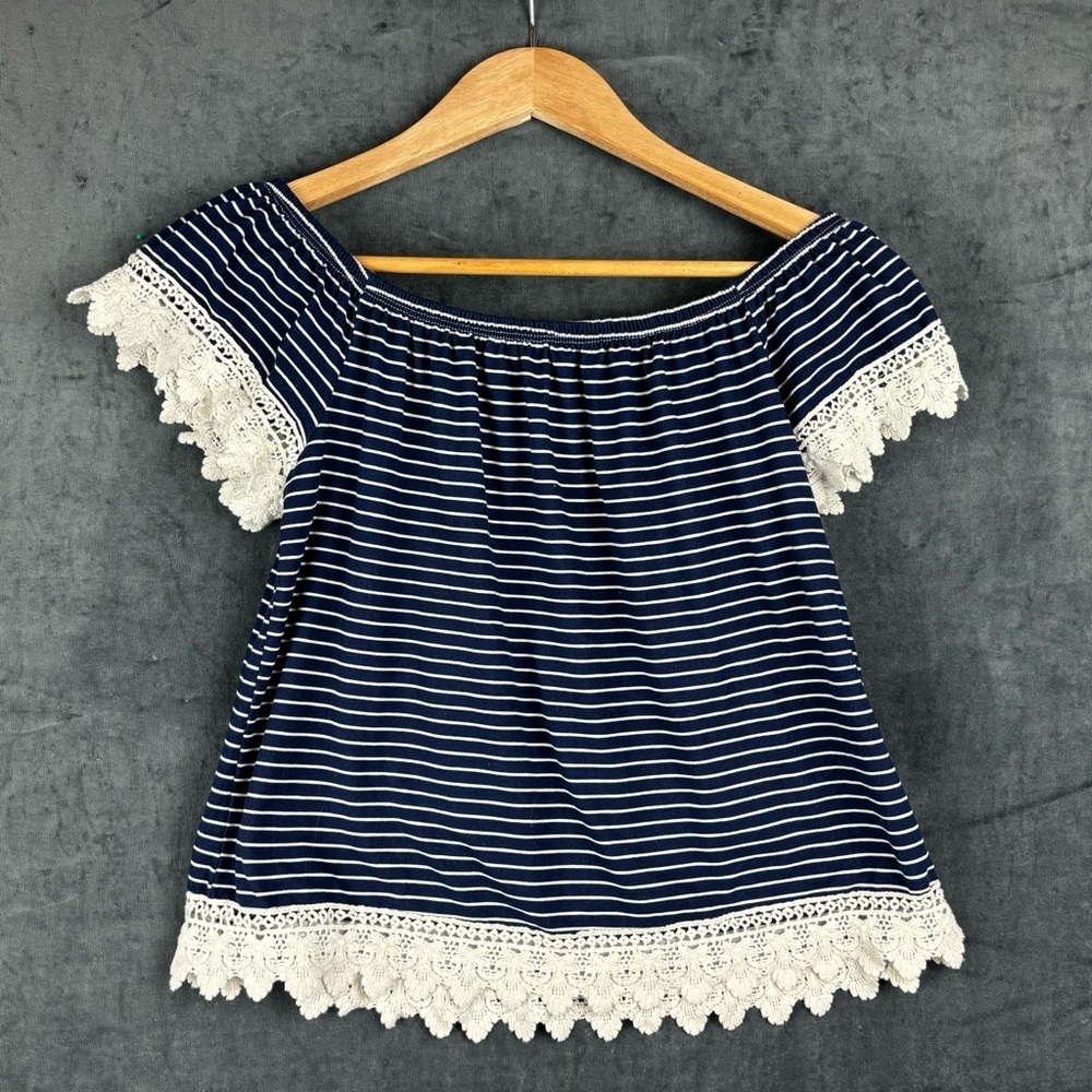 Free Kisses Blue and White Lace detail Short Sleeve Blouse Sz Med.